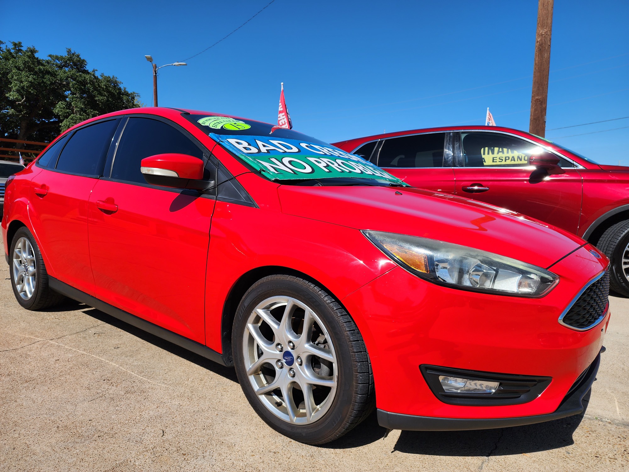 2015 RED Ford Focus SE (1FADP3F22FL) , AUTO transmission, located at 2660 S.Garland Avenue, Garland, TX, 75041, (469) 298-3118, 32.885387, -96.656776 - Photo #1